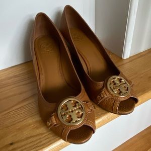Tory Burch Open Toe Wedges in camel leather - 10M